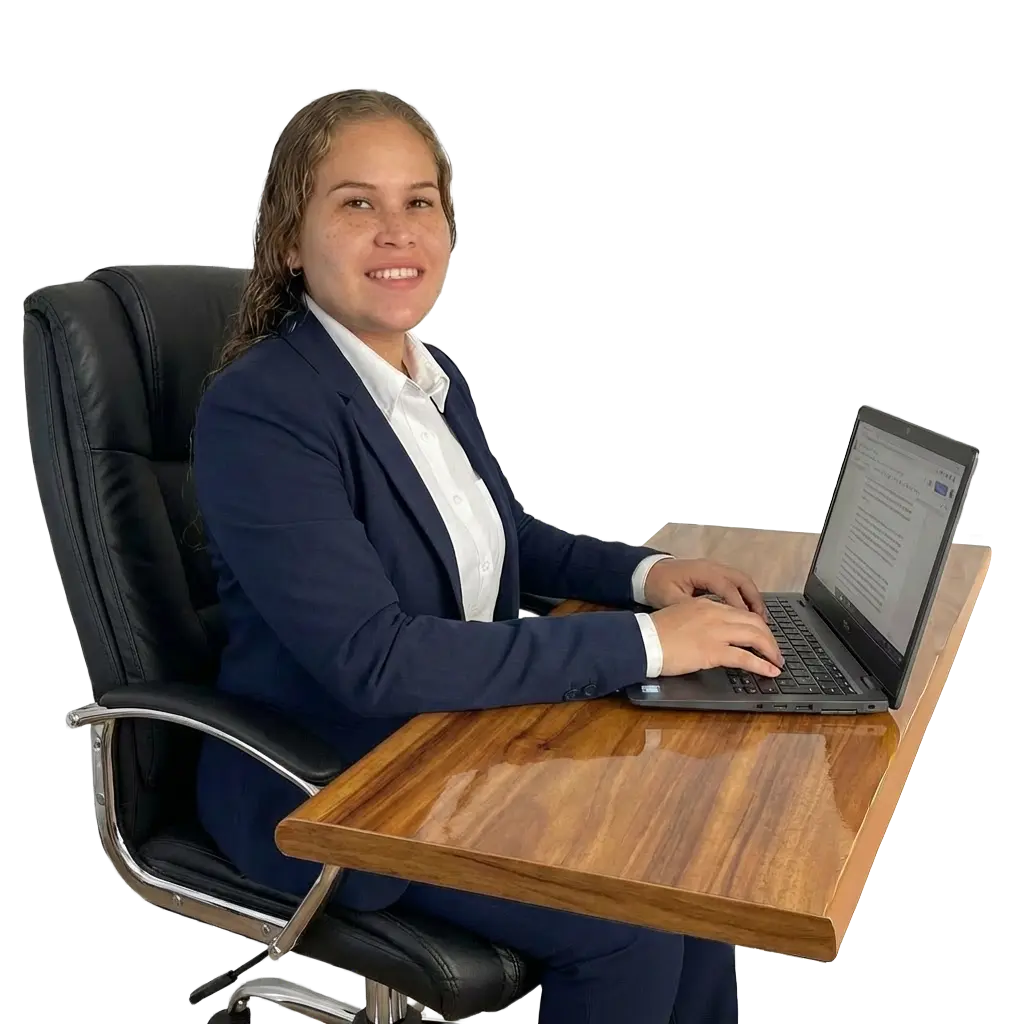 Alejandra SEO specialist sentada en escritorio