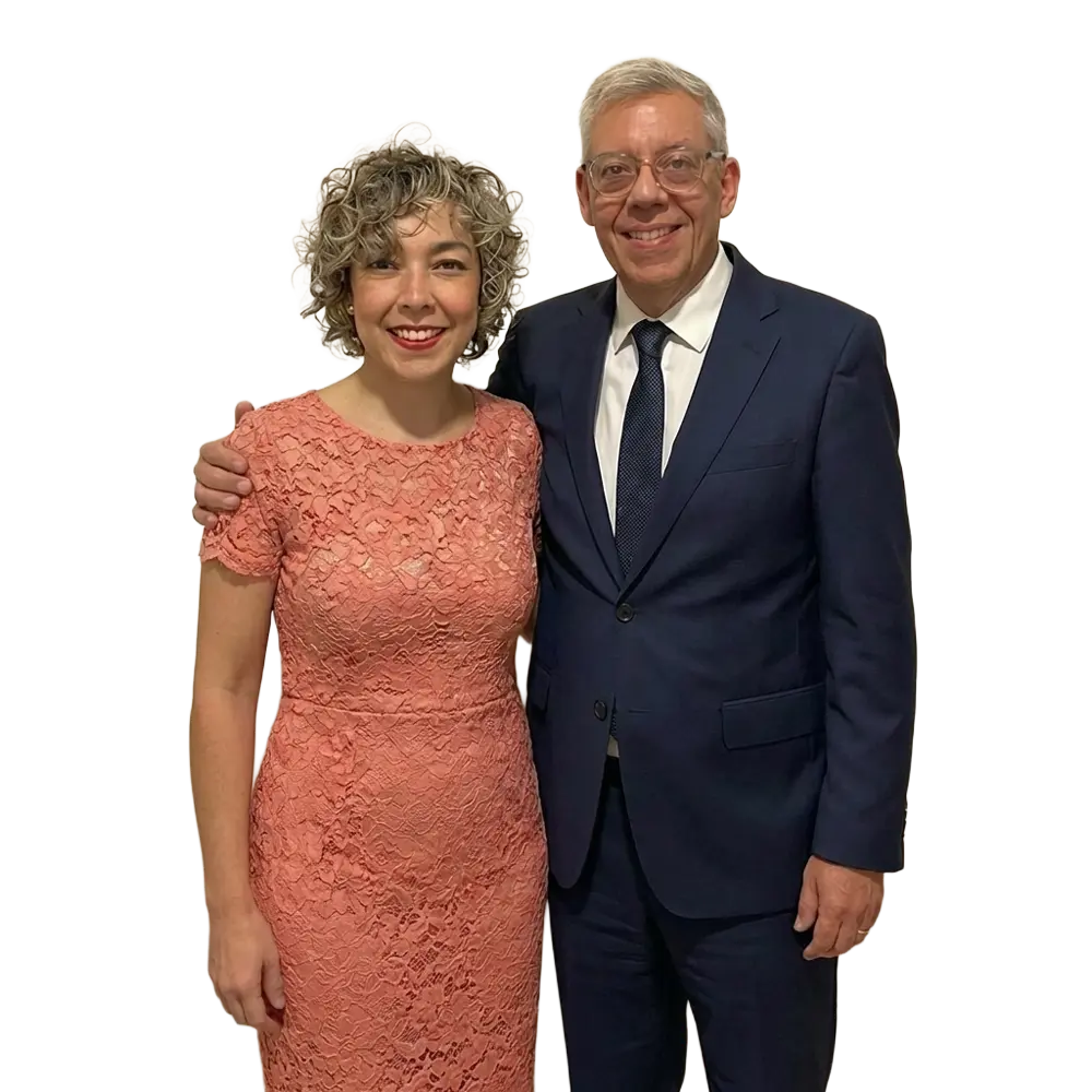 Dayana y Pablo de pie abrazados